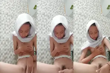 Bokep Indo ABG Hijab Sange Berat Langsung Colmek di WC
